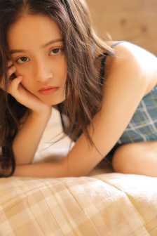 不系纽扣的女孩